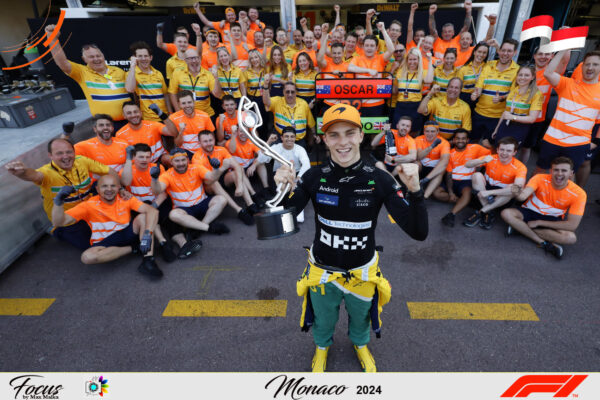 Oscar Piastri, McLaren MCL38, 2nd position, celebrates with his team and trophy after the race