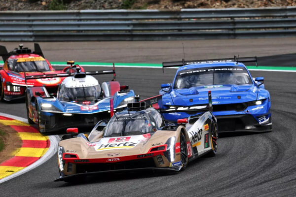 12-cadillac-hertz-team-jota-ca